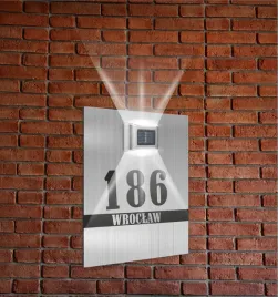 srebrna-tabliczka-adresowa-aluminiowa-oswietlony-numer-domu-40x30-pionowa