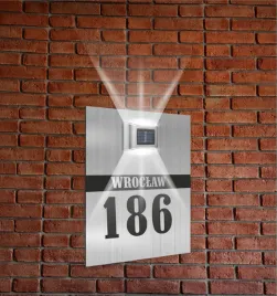 srebrna-tabliczka-adresowa-nierdzewna-oswietlony-numer-domu-40x30-pionowa