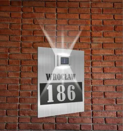 srebrna-tabliczka-adresowa-dibond-oswietlony-numer-domu-40x30-cm-pionowa