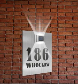 srebrna-tabliczka-adresowa-dibond-z-lampka-numer-domu-40x30-pionowa