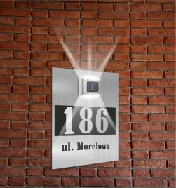 srebrna-tabliczka-adresowa-aluminiowa-z-lampka-numer-domu-40x30-pionowa