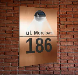 miedziana-tabliczka-adresowa-dibond-numer-domu-oswietlona-pionowa-30x20