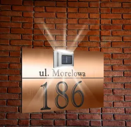 miedziana-tabliczka-adresowa-aluminiowa-oswietlona-numer-posesji-nadruk-uv