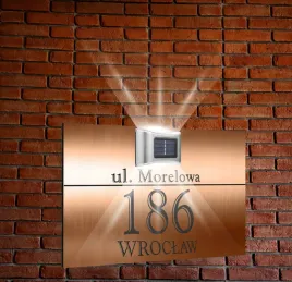 miedziana-tabliczka-adresowa-nierdzewna-oswietlona-numer-posesji-nadruk-uv