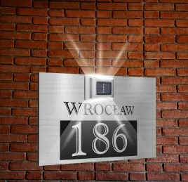 srebrna-tabliczka-adresowa-aluminiowa-oswietlona-numer-posesji-dibond-30x20