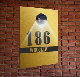 tabliczka-adresowa-zlota-oswietlona-pionowa-numer-na-dom-30x20-aluminiowa