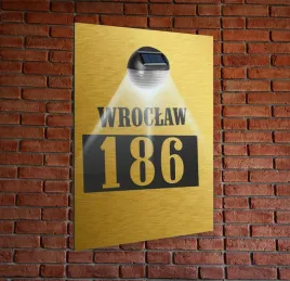 tabliczka-adresowa-zlota-oswietlona-pionowa-numer-na-dom-30x20-dibond