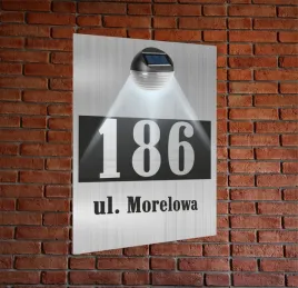 tabliczka-adresowa-oswietlona-z-lampka-pionowa-aluminiowa-numer-na-dom
