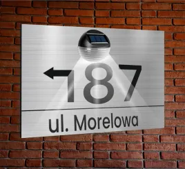 tabliczka-adresowa-oswietlona-z-lampka-numer-domu-dibond-srebrna-aluminiowa