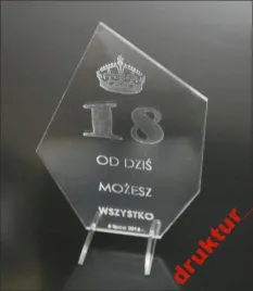 statuetka-prezent-na-18-tke-chrzciny-slub-z-plexi