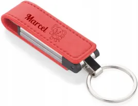 pamiatka-ekoskora-pendrive-z-grawerem-z-imieniem-dziecka-czerwony-16-gb