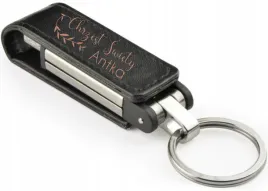 pamiatka-ekoskora-pendrive-z-grawerem-na-chrzest-z-imieniem-czarny-16-gb