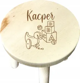 stoleczek-krzeselko-drewniane-dla-dziecka-personalizowany-grawer