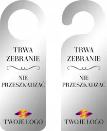 zawieszka-na-drzwi-hotelowa-srebrna-z-nadrukiem-logo-trwa-zebranie