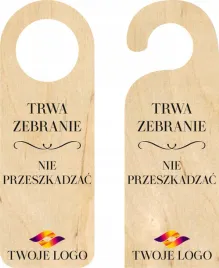 zawieszka-na-drzwi-klamke-hotelowa-trwa-zebranie-drewniana-twoj-nadruk