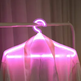 neon-led-baterie-usb-lampka-na-sciane-dekoracyjny-wieszak-na-ubrania-rozowy