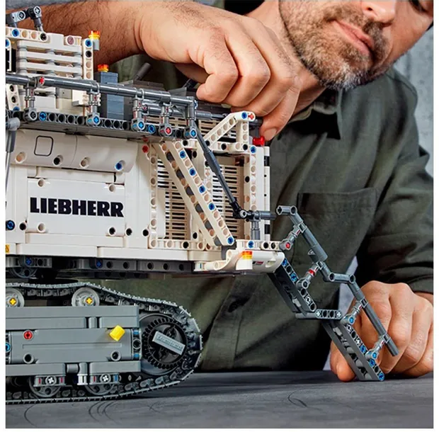 lego-technic-koparka-liebherr-r-9800-42100