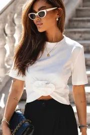 smietankowy-t-shirt-elvie-z-marszczeniem-i-roza-s