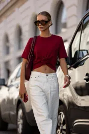 bordowy-t-shirt-elvie-z-marszczeniem-i-roza-m