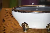 doniczka-oslonka-bialo-srebrna-material-ceramika