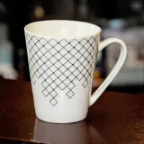 kubek-bialy-geometryczny-wzor-stan-nowy