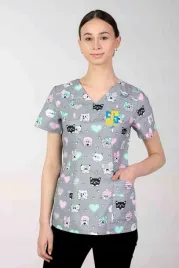 bluza-medyczna-kolorowa-we-wzorki-damska-haft-z-twoim-logo-napisem