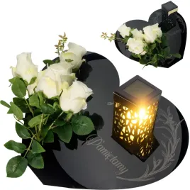 wiazanka-na-grob-ze-zniczem-solarnym-kompozycja-kwiatowa-podstawka-serce