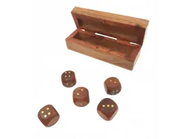 kosci-do-gry-w-podluznym-drewnianym-pudelku-na-prezent