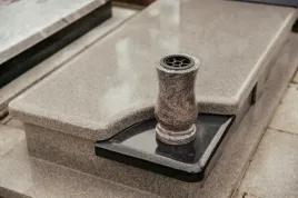 nowoczesny-wazon-okragly-nagrobny-granitowy-paradiso-28cm