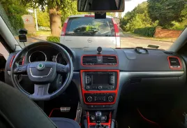 skoda-yeti-dekory-okleiny-kokpitu-panel-deska-konsola-alu-folia-carbon-3d