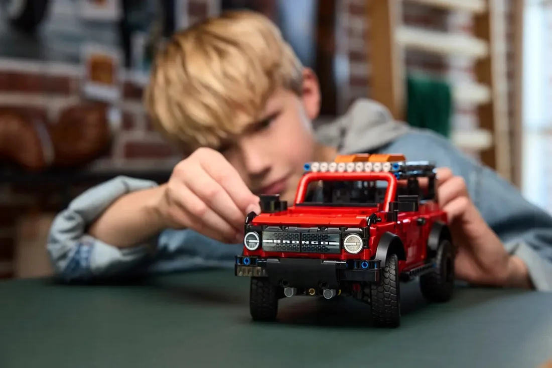 lego-technic-42213-suv-ford-bronco