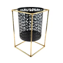 czarny-metalowy-swiecznik-na-zlotym-stojaku-22cm