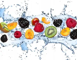 fototapeta-kuchenna-owoce-woda-kiwi-maliny-360x240