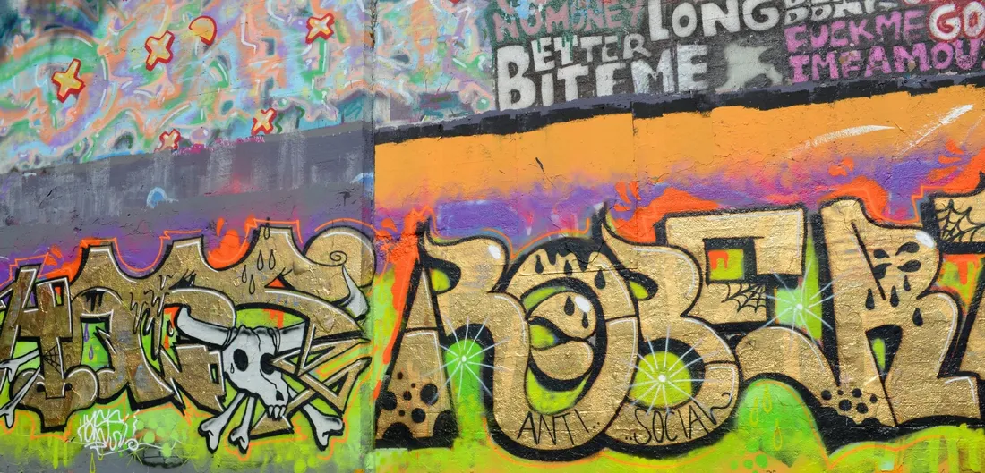 fototapeta-graffiti-mur-napisy