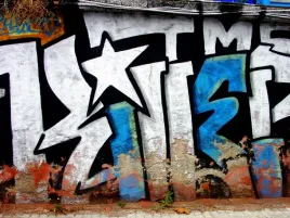 fototapeta-spray-graffiti-mur-napis-biel-czern