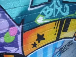fototapeta-graffiti-mur-rysunki-niebieski-fiolet