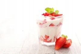 fototapeta-kuchenna-shake-z-truskawkami-truskawki