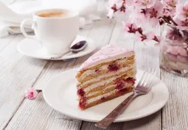 fototapeta-kuchenna-kawa-tort-ciasto-kwiaty-drewno