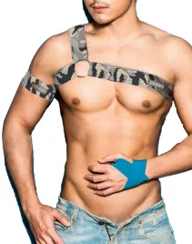 meska-uprzaz-na-ramie-i-tors-kolorowy-harness-z-paskami-i-metalowym-kolkiem