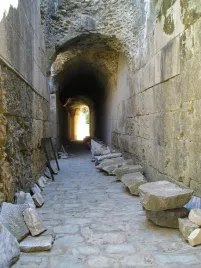 fototapeta-miasto-kamienica-przejscie-skaly-tunel