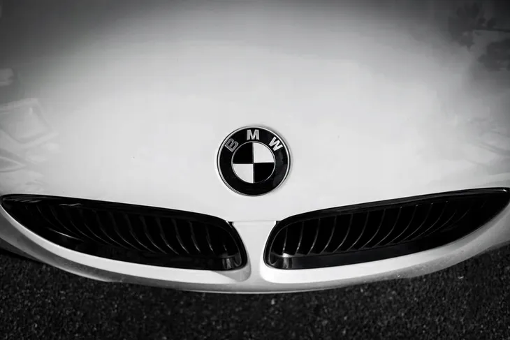 2x-emblemat-bmw-82-mm-znaczek-e87-e81-e46-e60-e61-e90-e91-e36-x1-e84-x3-e83-marka-bez-marki-stan-nowy