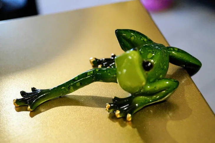 figurka-zaba-5x11-material-wykonania-tworzywo-sztuczne