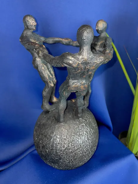 figurka-osoby-na-kuli-26cm-material-wykonania-tworzywo-sztuczne