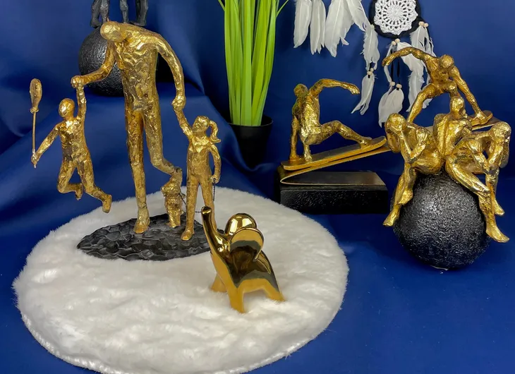 figurka-osoby-na-kuli-19cm-kolor-czarny-grafit-odcienie-zoltego-i-zlota-wielokolorowy