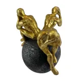 figurka-osoby-na-kuli-19cm-stan-nowy-material-wykonania-tworzywo-sztuczne