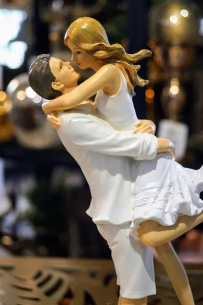 figurka-para-26x145x85-material-wykonania-tworzywo-sztuczne