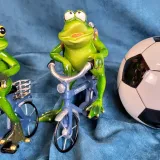 figurka-zaba-na-rowerze-kolor-wielokolorowy