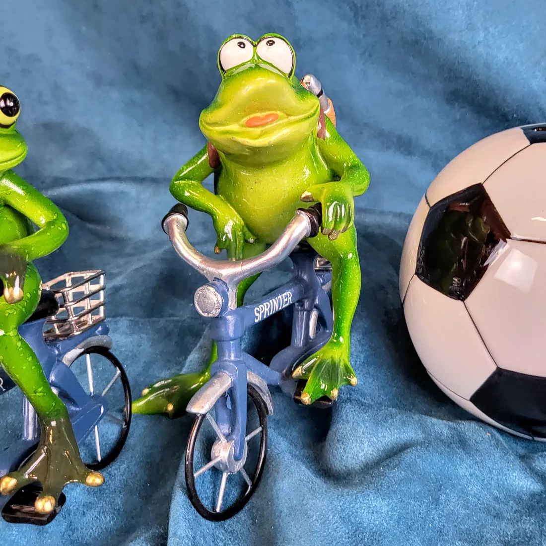 figurka-zaba-na-rowerze