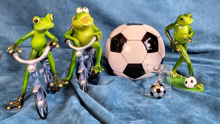 figurka-zaba-na-rowerze-wysokosc-produktu-18-cm