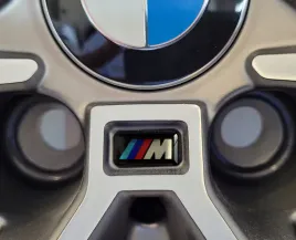 emblemat-znaczek-3d-do-bmw-naklejka-do-wnetrza-epoksydowa-performance-18x10